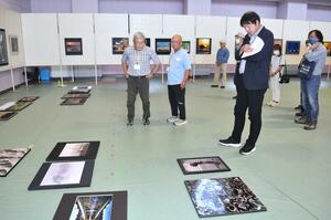 南魚沼美術展覧会の開幕を前に行われた公開審査=24日、南魚沼市坂戸