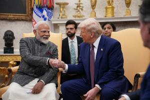 昨年2月、米ホワイトハウスで会談するトランプ大統領(右)とインドのモディ首相(ゲッティ=共同)