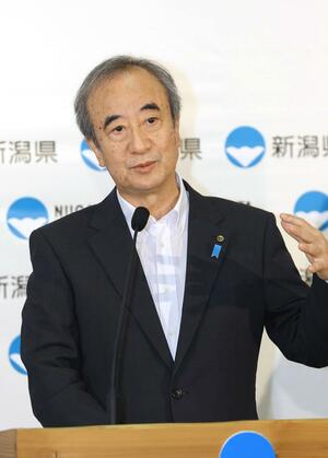 記者の質問に答える花角英世知事=17日、県庁