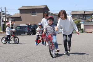 自転車を練習する子どもたち=新潟市東区豊1