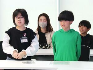 最優秀賞の受賞作「カトラリーレジェンド」を紹介する伊藤悠さん(前列左)と吉田桃理さん(前列右)=燕市役所