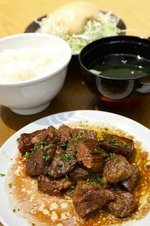 「ステーキてっぺい新潟伊勢丹店」が提供するハラミステーキ１５０グラムのセット（２６６０円）＝２１日、新潟市中央区