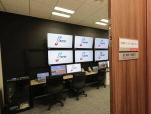 巨人―阪神の開幕戦で初めてプレーの映像検証が実施されたNPBの「リプレーセンター」(代表撮影)