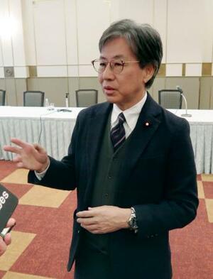 取材に応じる立憲民主党の安住幹事長=14日午前、仙台市