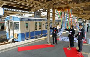 スカ色に彩られたトキ鉄の車両の出発式=5月5日、上越市の直江津駅