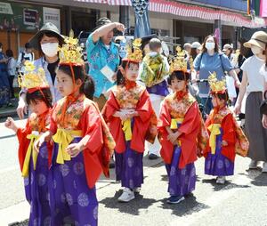 あでやかな衣装に身を包んだ子どもたちによる稚児行列=3日、十日町市本町3