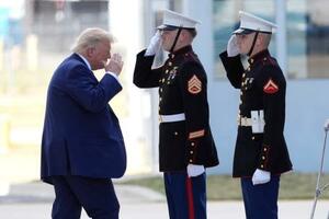 トランプ大統領(左)=19日、米アンドルーズ空軍基地(AP=共同)