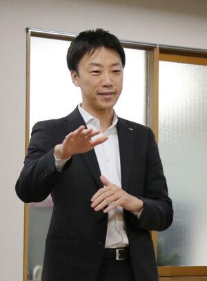 三条市から人事戦略アドバイザーに任命された依光宏太さん=三条市役所