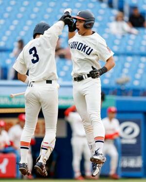 中部学院大戦の3回、2ランを放ち跳び上がって喜ぶ東北福祉大・高岡(右)=神宮