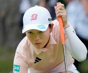 第2日、9番でラインを読む佐藤心結。通算10アンダーで暫定首位=大洗GC