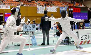 フェンシング成年男子エペ5、6位決定戦 相手を攻める新潟県の古俣聖(右)=佐賀市(写真映像部・佐藤将志)