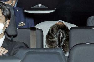 送検される林欣海容疑者=29日午後0時3分、警視庁牛込署