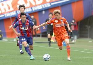 F東京-新潟 前半、ドリブルするFW谷口海斗=味スタ