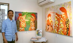 カフェで個展を開いている細井一貞さん＝上越市五智３