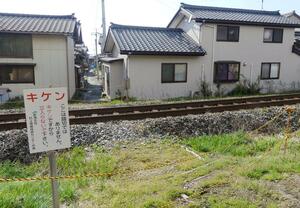 死亡事故が発生した「勝手踏切」。集落では日常的に使われていた=村上市