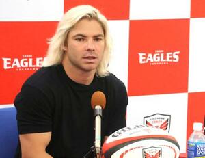 　記者会見するラグビーのリーグワン１部、横浜を今季限りで退団するデクラーク＝３日、東京・秩父宮ラグビー場