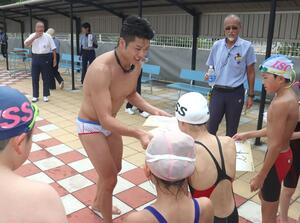 水泳の大会に参加した子どもたちと交流するパリ五輪代表の水沼尚輝選手=8月25日、新潟市中央区関屋