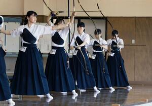 弓道女子団体で3年ぶりに優勝した新潟の選手たち=新津地域学園弓道場