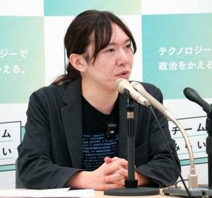 記者会見するチームみらいの安野党首=18日午前、国会