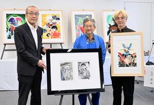 石川県輪島市役所で行われた「マジンガーZ」のアート作品の寄贈式で、坂口茂市長(左)らと写真に納まる漫画家の永井豪さん(中央)=30日午前