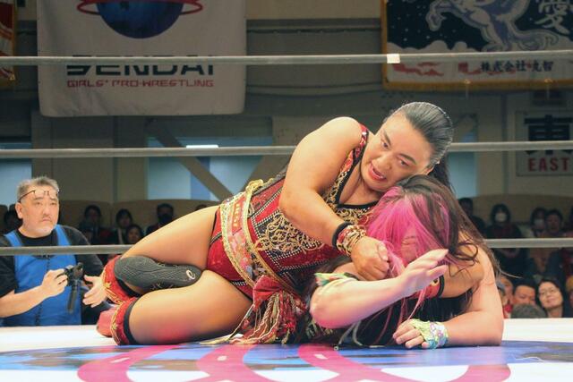 橋本千紘選手（右）を攻める里村明衣子選手＝４月２９日、東京・後楽園ホール