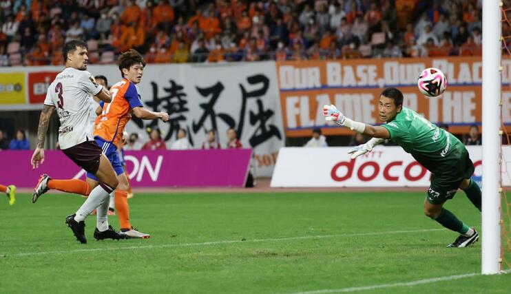 新潟ー神戸　前半３１分、新潟のＦＷ長倉幹樹が同点弾を決め、１－１＝ビッグスワン