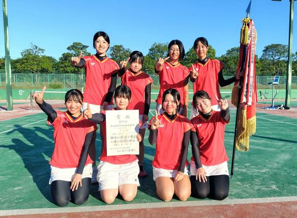 ソフトテニス女子団体で優勝した北越の選手たち＝５月３１日、新潟市庭球場