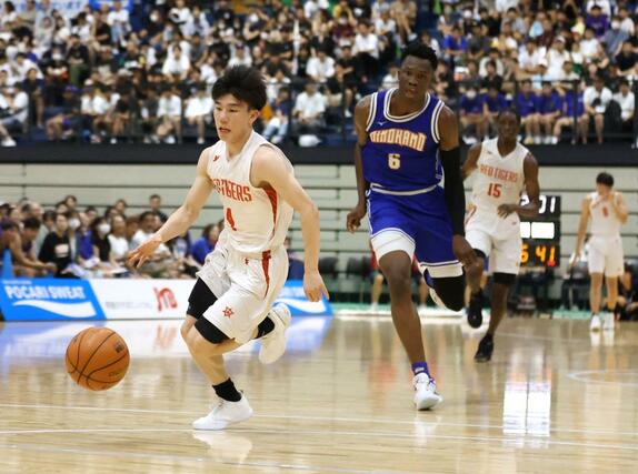 男子準々決勝　開志国際－美濃加茂　第２クオーター、速攻を仕掛ける開志国際の清水脩真（左）＝福岡県照葉積水ハウスアリーナ（写真映像部・大橋奎介）