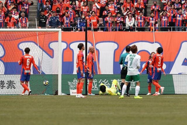 新潟-東京V 先制点を許し、ぼうぜんとする新潟の選手たち=ビッグスワン
