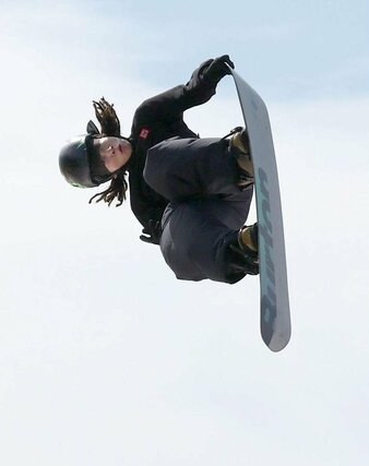 完成したスノーボード練習施設「村上スノーリサーチ＆トレーニングセンター」でデモ演技をする平野歩夢選手＝９月１４日、村上市瀬波温泉３