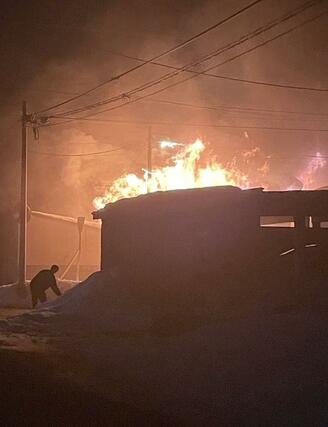 住宅を焼いた火災現場=2月9日午後9時前、新潟市東区月見町(近隣住民提供)