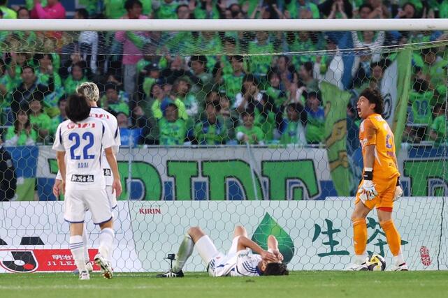 湘南－新潟　後半、０－４とされ崩れ落ちる新潟の選手たち＝レモンガススタジアム平塚