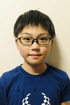 曽祖母の石井スミさんに戦時中の体験を聞いた山田翔聖さん(提供写真)