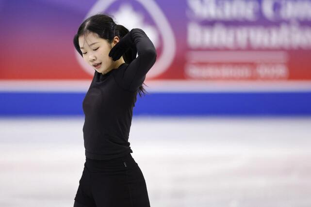 公式練習で調整する中井亜美＝サスカトゥーン（共同）