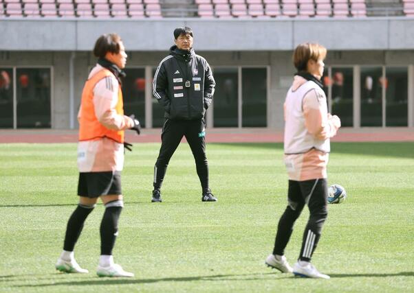 ホーム開幕戦に向け、ビッグスワンで練習を行った新潟。選手を見守る船越優蔵監督＝ビッグスワン
