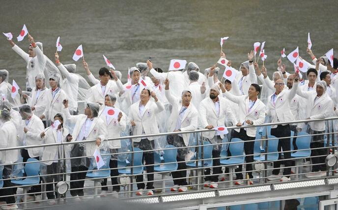 パリ五輪の開会式で、セーヌ川を船でパレードする日本選手団。前列には棚村克行や稲場悠介の姿も＝７月２６日、パリ（共同）