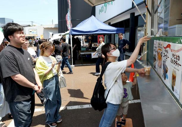 こだわりのコーヒーや菓子を楽しむ「コーヒーとおやつの祭典」=13日、見附市学校町1