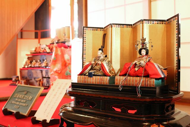 ヤマカフェに飾られているひな人形