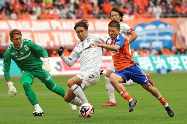 後半、攻め上がるMF小見洋太=デンカビッグスワン