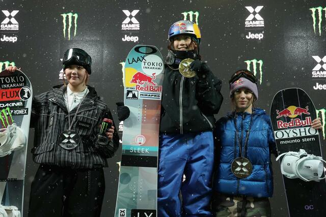 スノーボード女子ハーフパイプで初優勝した清水さら（中央）と２位の工藤璃星（左）＝アスペン（ゲッティ＝共同）