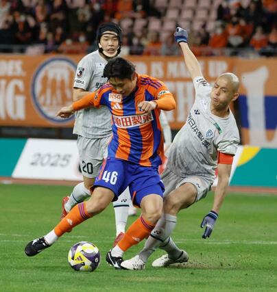 新潟－福岡　後半、途中出場のMF笠井佳祐がゴールを狙うも相手の厳しい守備に阻まれる＝ビッグスワン