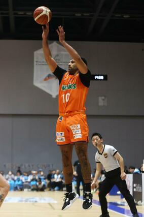 新潟－東京Ｕ　第２クオーター、パウエルの３点シュートで３６－２５＝９日、アオーレ長岡