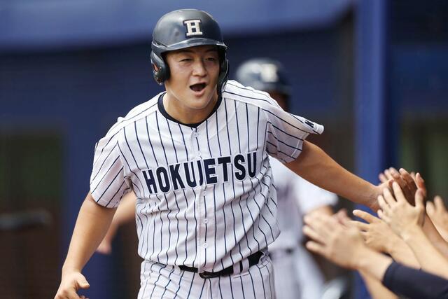 新潟南－北越　１回北越２死満塁、生還し仲間とハイタッチする藤宮功賀。４－０＝エコスタ