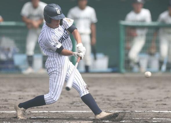 北越－長岡　６回北越２死二、三塁、富樫琢真が敵失を誘って４－０＝９月１６日、新発田市五十公野公園野球場