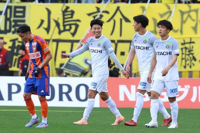 新潟ー柏　後半、ハットトリックを達成し笑顔の柏のＦＷ細谷真大（中央）＝ビッグスワン