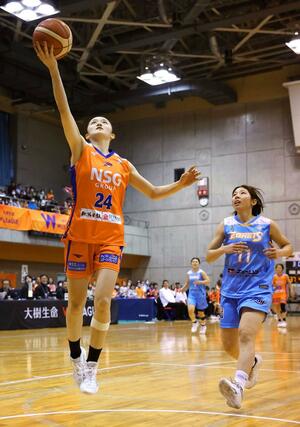 新潟-姫路 第3クオーター、新潟のSG中村華祈が速攻から得点を決め、39-40=白根カルチャーセンター