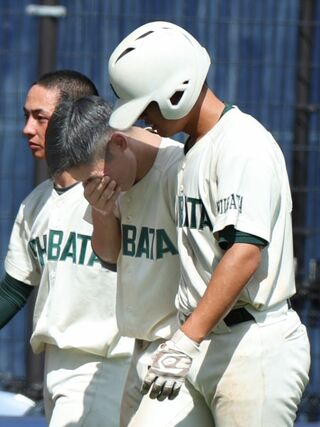 新潟産大付－新発田農　試合後、涙が止まらない新発田農のエース遠山剣臣（中央）の肩を抱く捕手池上健太（右）＝７月１９日、新潟市中央区長潟のハードオフ・エコスタジアム