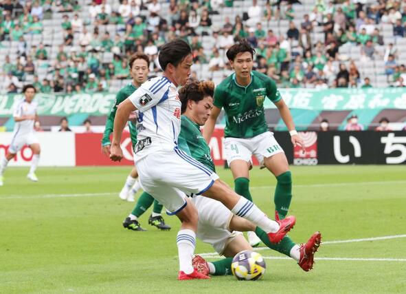 後半、新潟の藤原演奏がペナルティエリアに切り込みシュートを放つも阻まれる=18日、味の素スタジアム