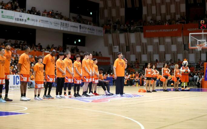 新潟－岐阜　試合後、観客の声援に感謝を述べる鵜澤潤監督＝アオーレ長岡