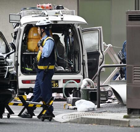 首相官邸前の柵に突っ込んだ車＝１０月１９日午前７時４１分